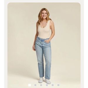 WOMEN'S SEAMLESS SCOOP TANK
BODYSUIT